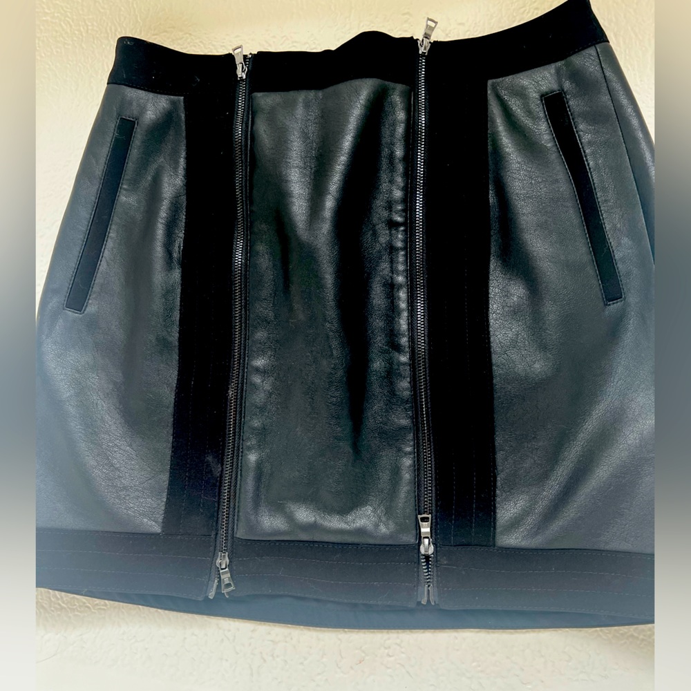 Mini skirt black leather and suede BCBG size S with pockets perfect condition